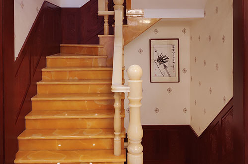 井陉矿中式别墅室内汉白玉石楼梯的定制安装装饰效果